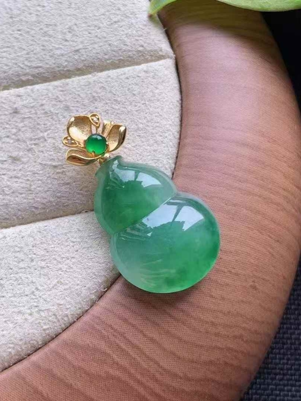 Cerified Tpye A Floating Green Jade Gourd Pendant Necklace with 18K Gold Bail